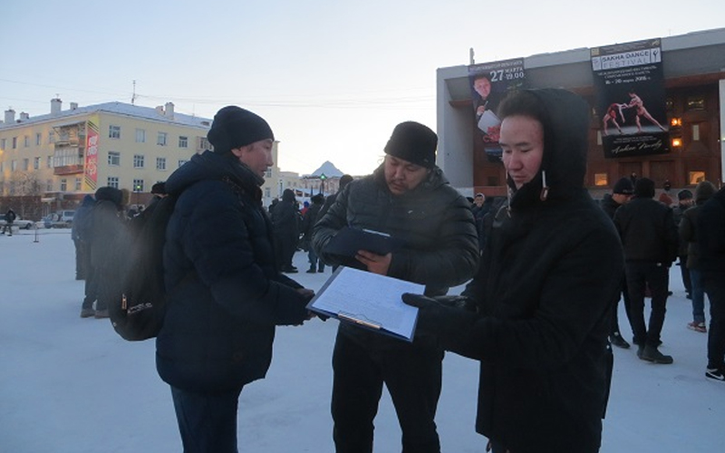 На митинге по гектару спели «Варшавянку»