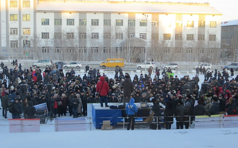 На митинге по гектару спели «Варшавянку»