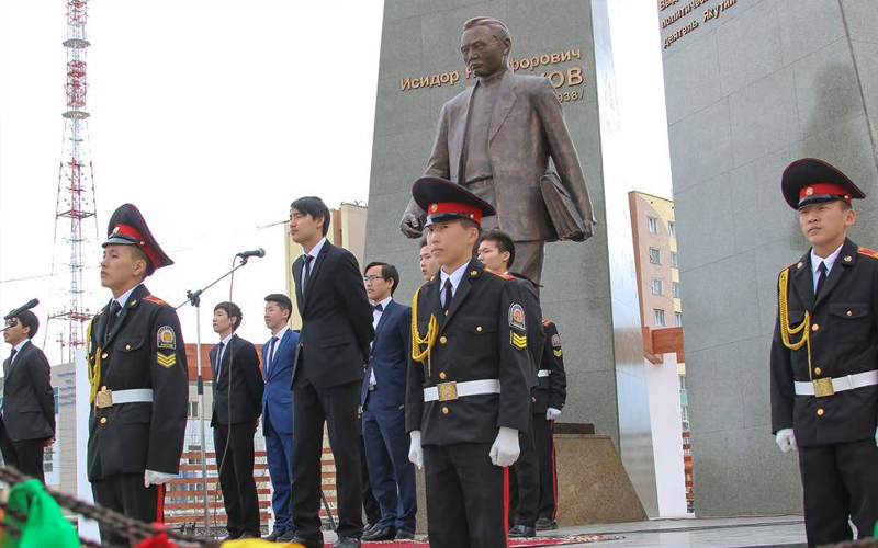 Церемония возложения цветов к памятнику Исидору Барахову в Якутске