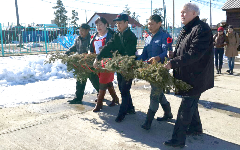 В Вилюйске возложили цветы одному из основателей автономной Якутии Степану Аржакову