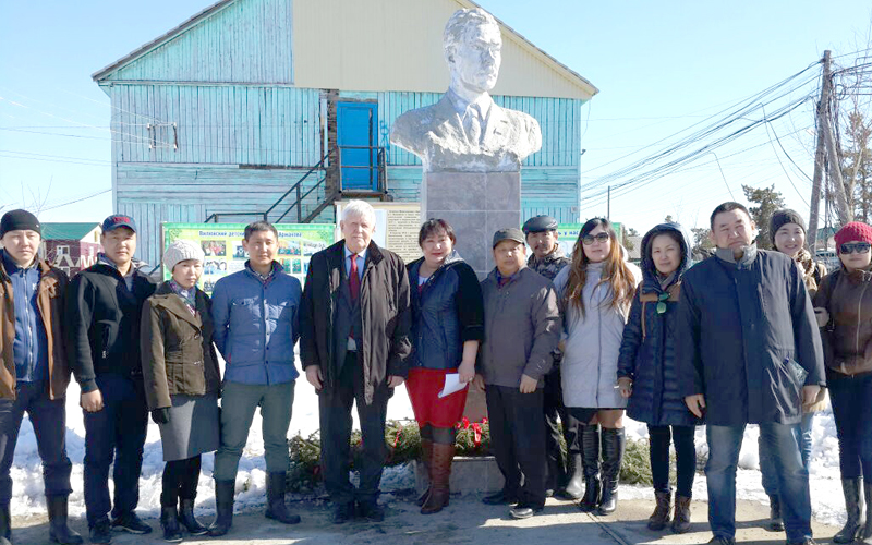 В Вилюйске возложили цветы одному из основателей автономной Якутии Степану Аржакову