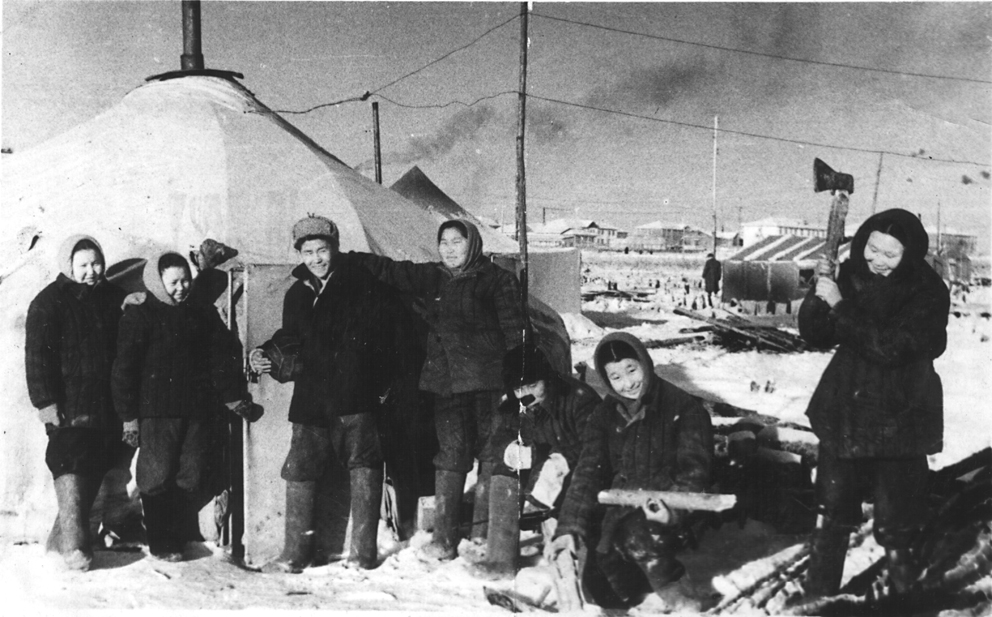 Комсомольцы строят город Мирный.jpg