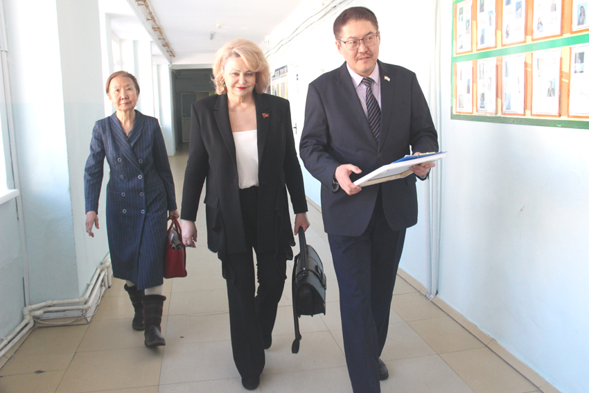 Нина Останина, директор-коммунисты школы № 26 города Якутска Айаан Васильев, Саргылана Гоголева.jpg