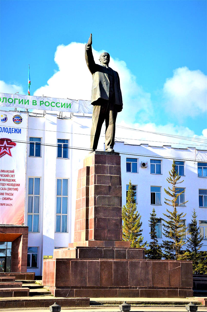 Памятник_Ленину,_г._Якутск.jpg