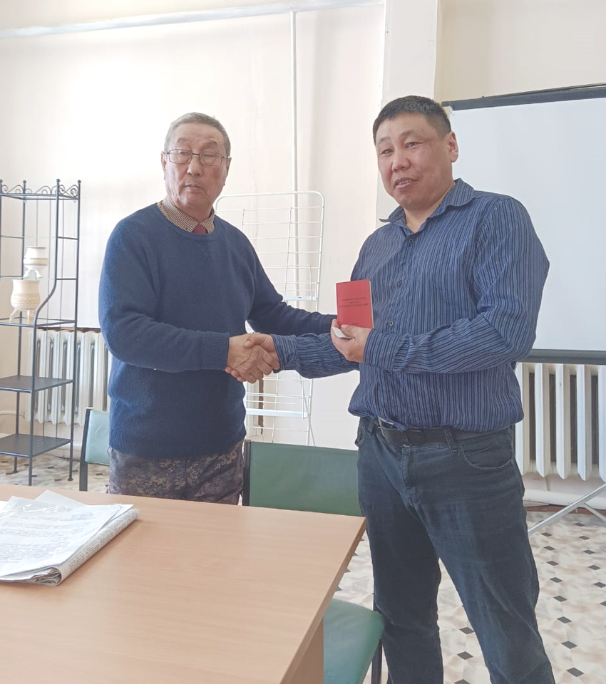 Семен Никитин вручает партбилет новому бойцу.jpg