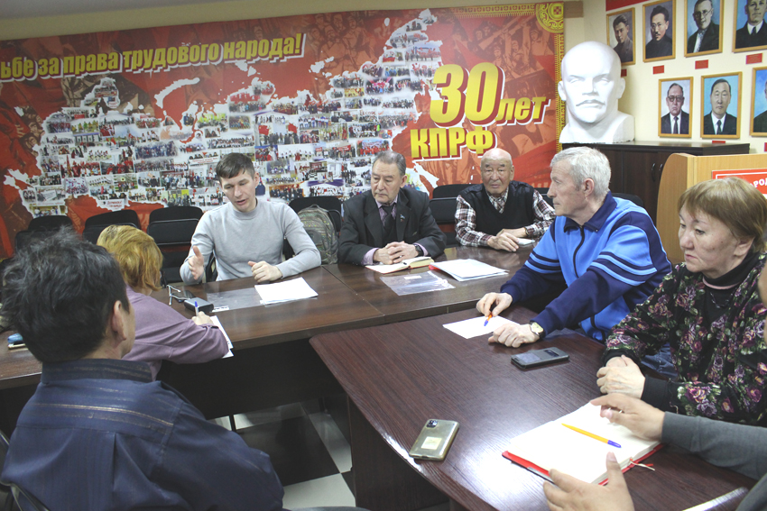 Члены бюро Якутского горкома КПРФ готовятся к семинару.jpg