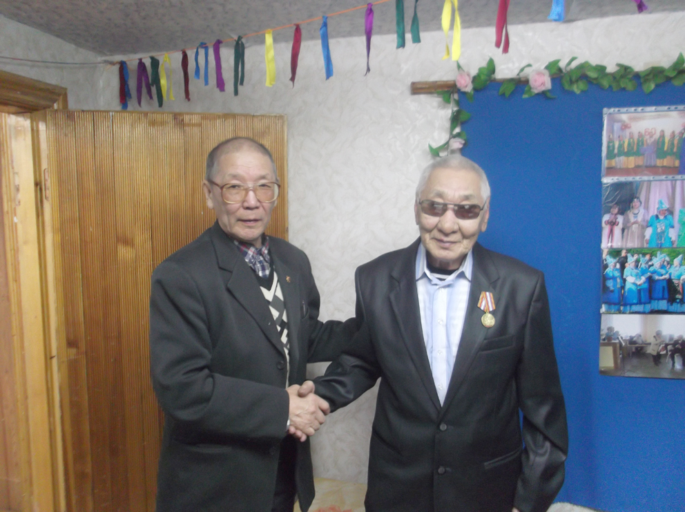 Григорий Куличкин вручает медаль